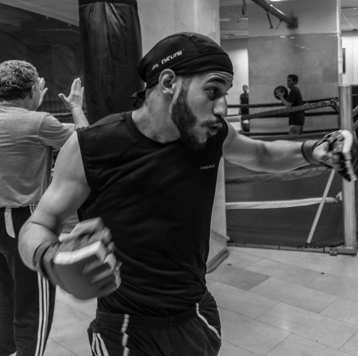 photo d'un homme frequentant la salle de boxe