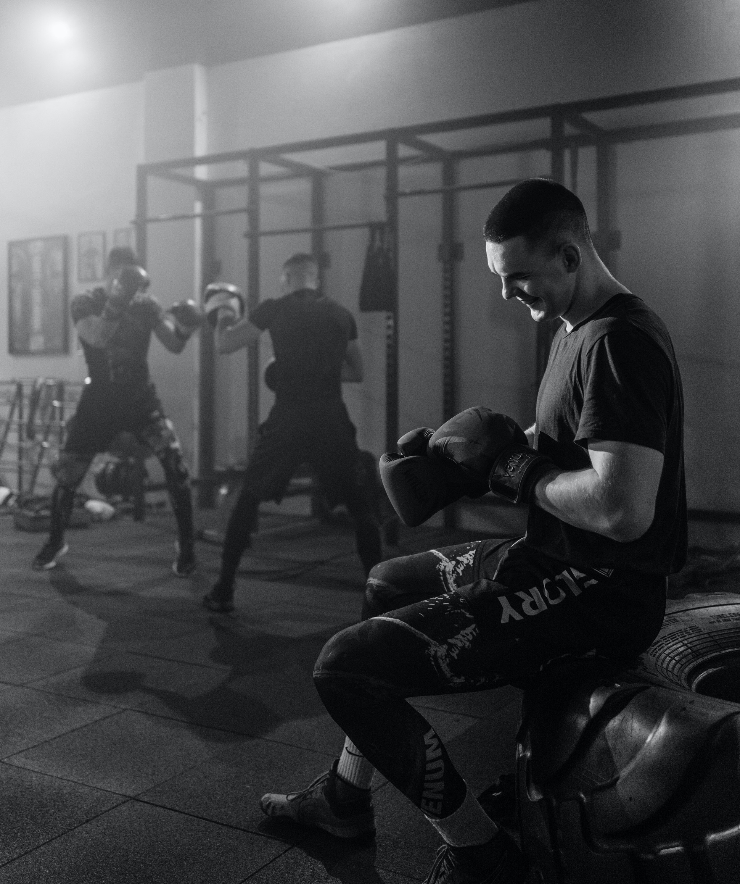 homme se preprant pour entrainement dans notre club de boxe