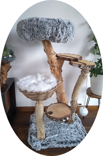modèle d'arbre à chat de taille moyenne en bois avec coussins en fourrure blanche et grise