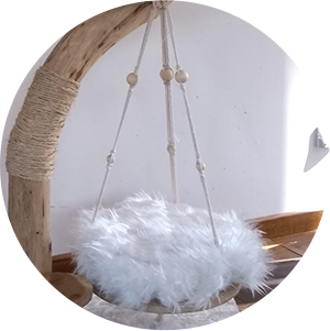 balancelle pour arbre à chat recouverte d'un coussin en plume blanche