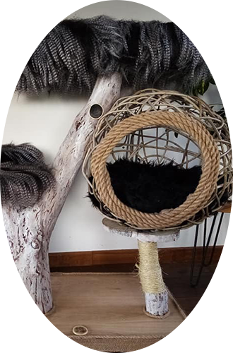 modèle d'arbre à chat de petite taille en bois avec coussins en fourrure type autruche gris et noir avec sphere en bois