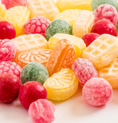 photo de bonbons colorés en forme de fruits