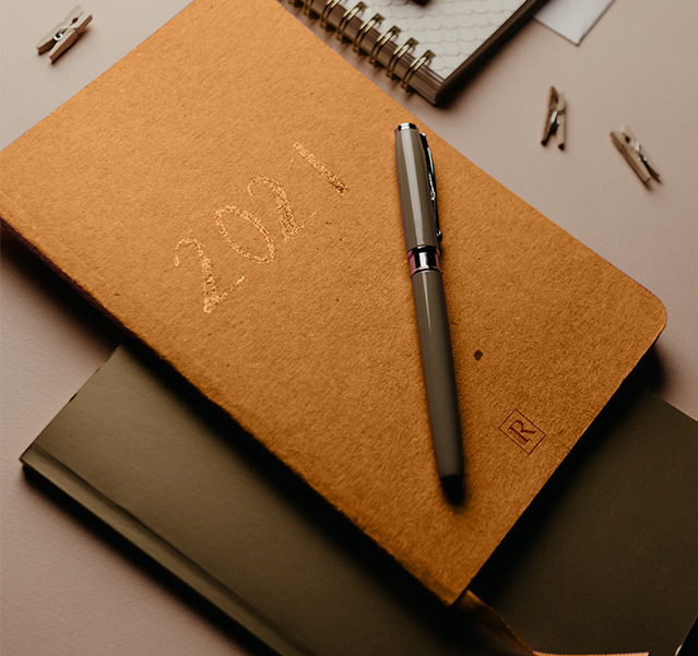 photo d'un agenda avec le logo de la marque reverse, papeterie élégante et moderne