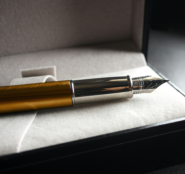 photo d'un stylo avec le logo de la marque reverse, papeterie élégante et moderne